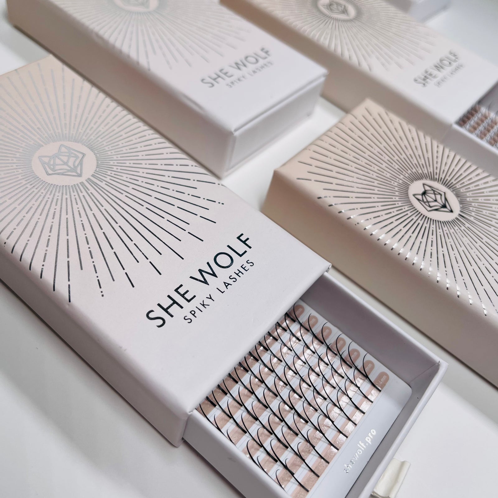 PREMADE UNFANNED SPIKY LASHES